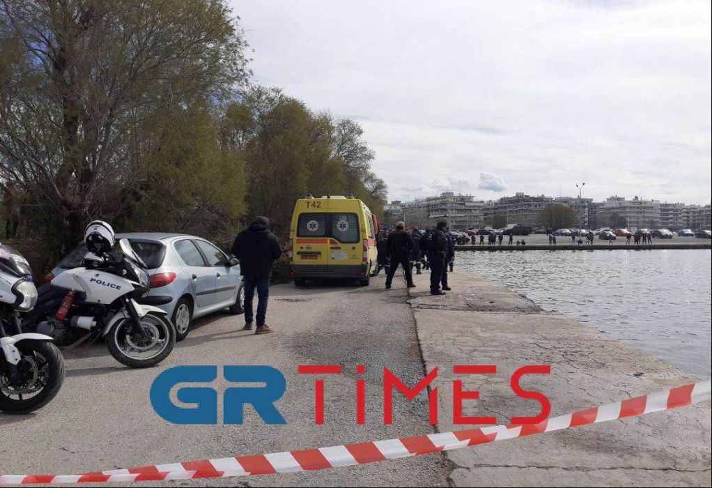 Θεσσαλονίκη: Αστυνομικός αυτοκτόνησε πέφτοντας με αυτοκίνητο στον Θερμαϊκό δεμένος με χειροπέδες Θεσσαλονίκη: Αστυνομικός αυτοκτόνησε πέφτοντας με αυτοκίνητο στον Θερμαϊκό δεμένος με χειροπέδες