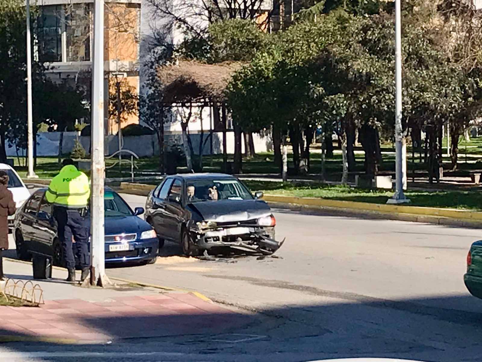 Ατύχημα μπροστά στο Δημαρχείο Κομοτηνής Ατύχημα μπροστά στο Δημαρχείο Κομοτηνής