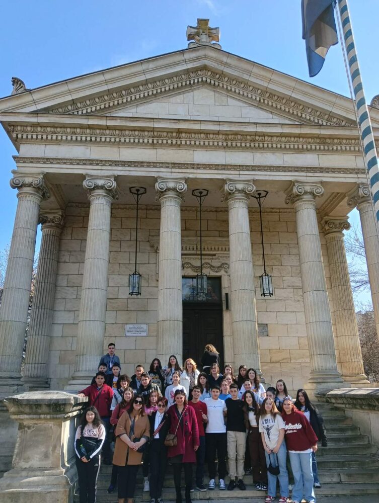 Το 1ο και το 4ο Γυμνάσιο Κομοτηνής ανέβασαν το “Μεγάλο μας Τσίρκο” του Καμπανέλλη στο Ελληνικό σχολείο Βουκουρεστίου “Αθηνά”