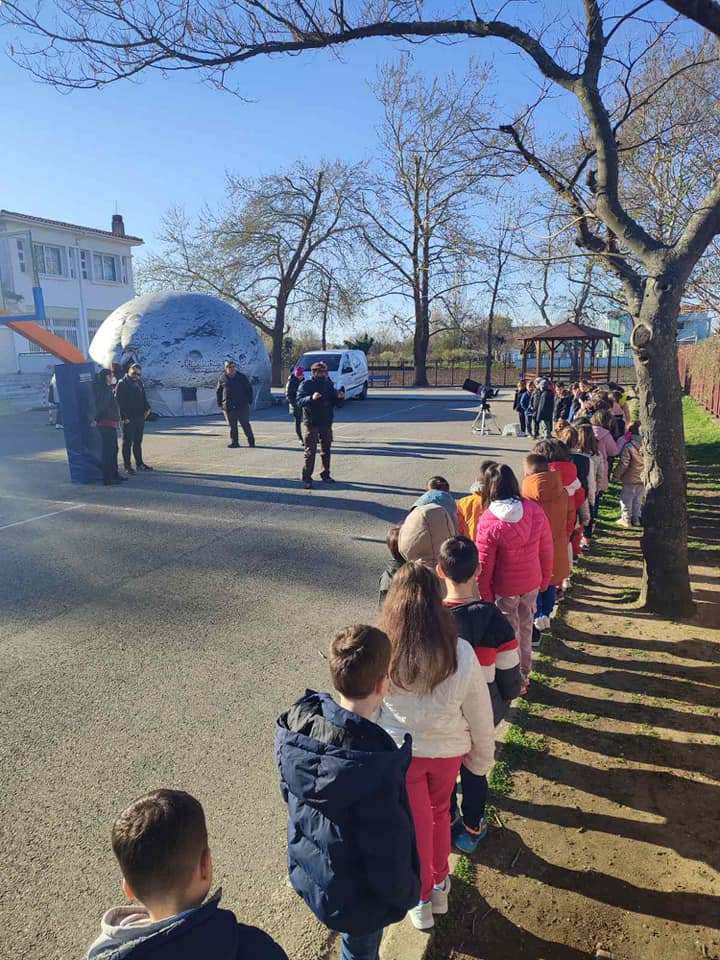 Το Φορητό Ψηφιακό Πλανητάριο Planetarium Οn Τhe Go γνώρισαν οι μαθητές του 5ου δημοτικού σχολείο Κομοτηνής Το Φορητό Ψηφιακό Πλανητάριο Planetarium Οn Τhe Go γνώρισαν οι μαθητές του 5ου δημοτικού σχολείο Κομοτηνής