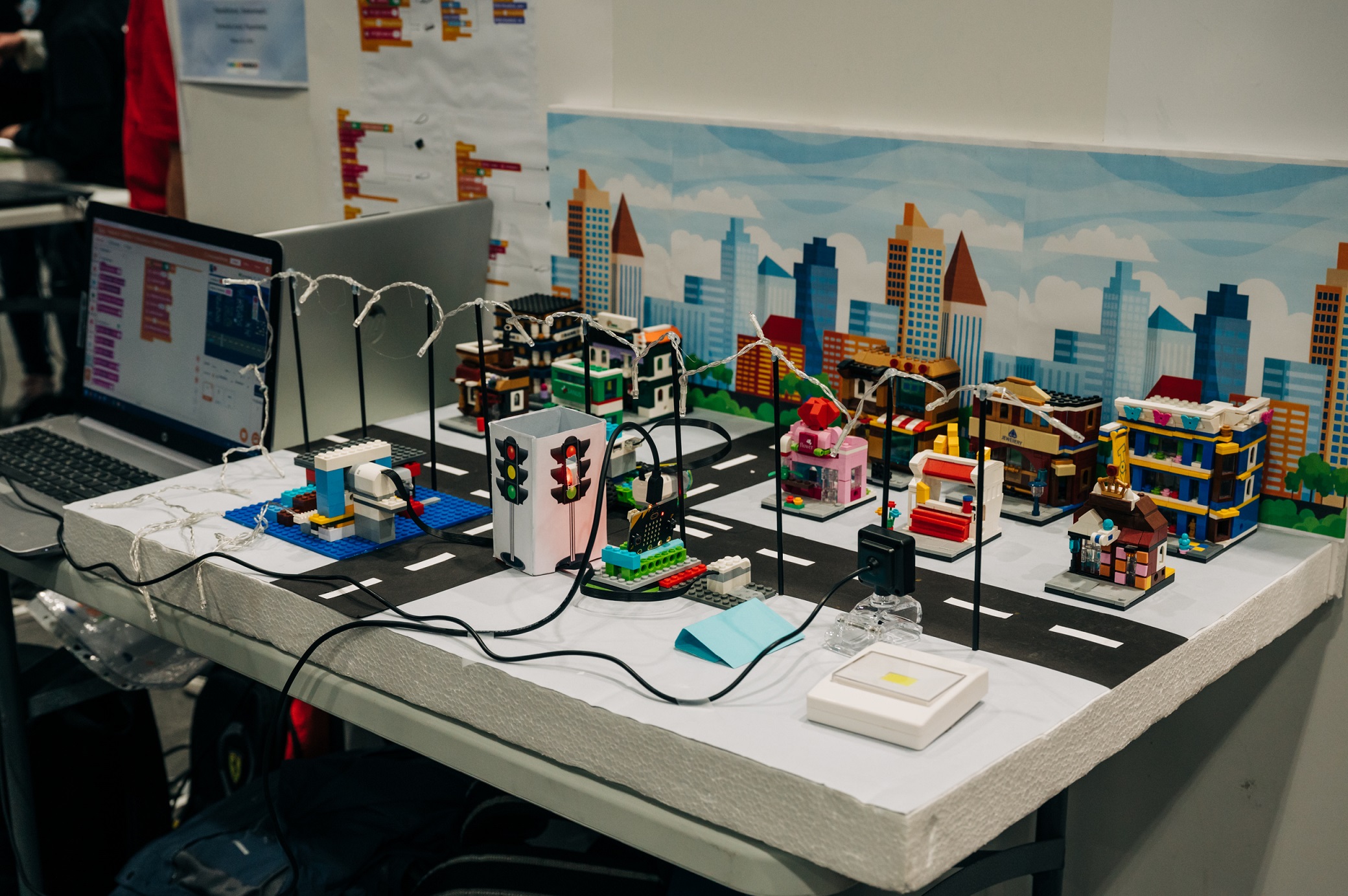 1.200 μαθητές ανέπτυξαν τεχνολογικές λύσεις για μια «έξυπνη» πόλη,πιο φιλικήγια τον άνθρωπο και το περιβάλλον 1.200 μαθητές ανέπτυξαν τεχνολογικές λύσεις για μια «έξυπνη» πόλη,πιο φιλικήγια τον άνθρωπο και το περιβάλλον