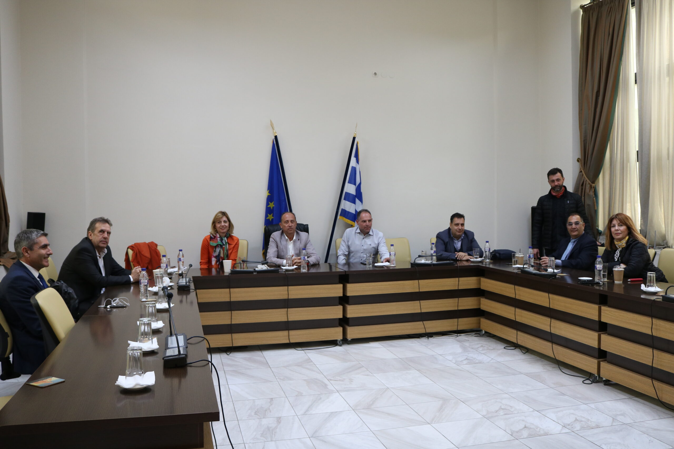 Συνάντηση του Εμπορικού Συλλόγου Κομοτηνής με τον Πρόεδρο και τον Γ. Γραμματέα της Ελληνικής Συνομοσπονδίας Εμπορίου και Επιχειρηματικότητας. Συνάντηση του Εμπορικού Συλλόγου Κομοτηνής με τον Πρόεδρο και τον Γ. Γραμματέα της Ελληνικής Συνομοσπονδίας Εμπορίου και Επιχειρηματικότητας.