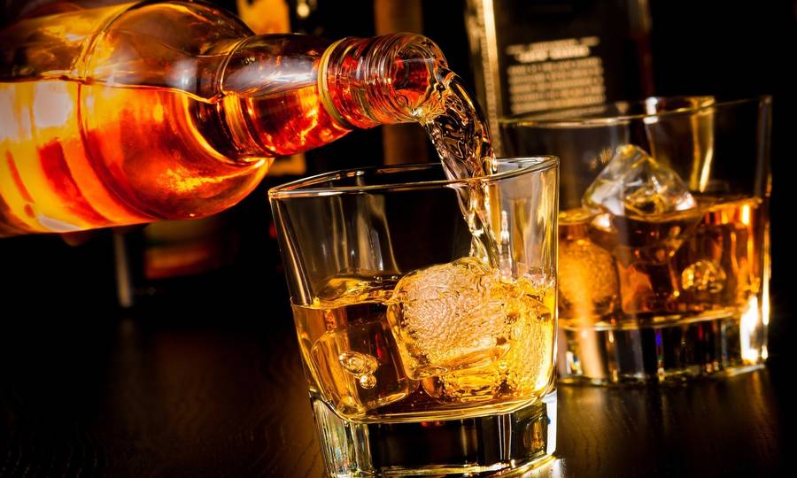 Το ΣΔΟΕ κατάσχεσε 10 κοντέινερ με πάνω από 145.000 μπουκάλια με “μπόμπες” ποτά