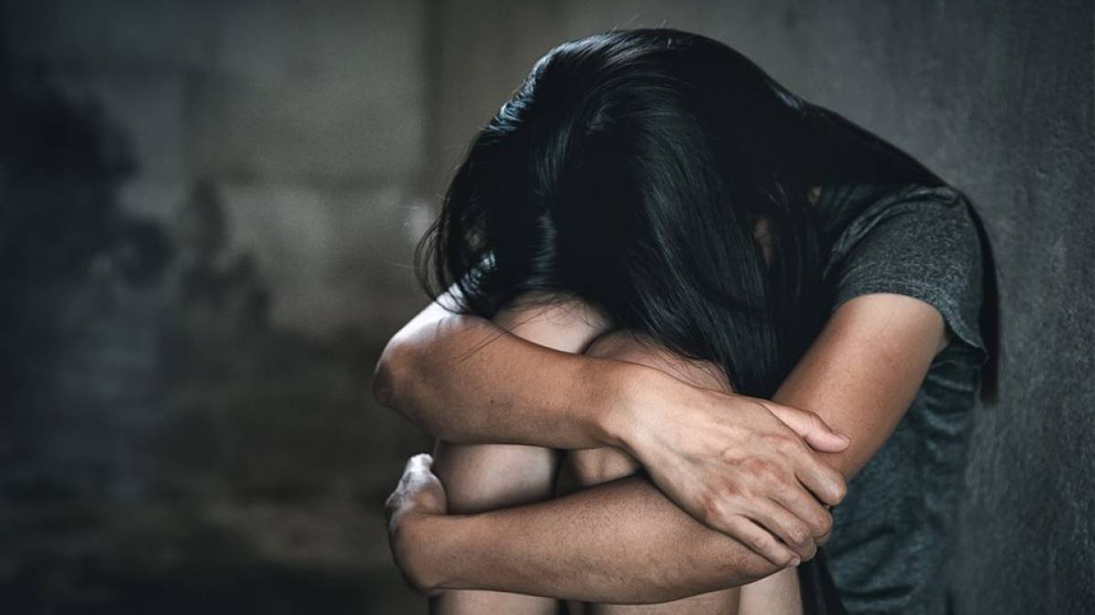 Άνδρας επιτέθηκε με μαχαίρι στη 12χρονη από τον Κολωνό, στο σπίτι της θείας της όπου και φιλοξενείται- Η δήλωση των δικηγόρων της ανήλικης Άνδρας επιτέθηκε με μαχαίρι στη 12χρονη από τον Κολωνό, στο σπίτι της θείας της όπου και φιλοξενείται- Η δήλωση των δικηγόρων της ανήλικης