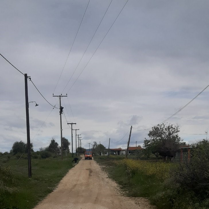 Με νέους πυλώνες και φωτισμό προειδοποίησης για την κυκλοφορία των πεζών ενισχύεται ο φωτισμός στο Κρυονέρι