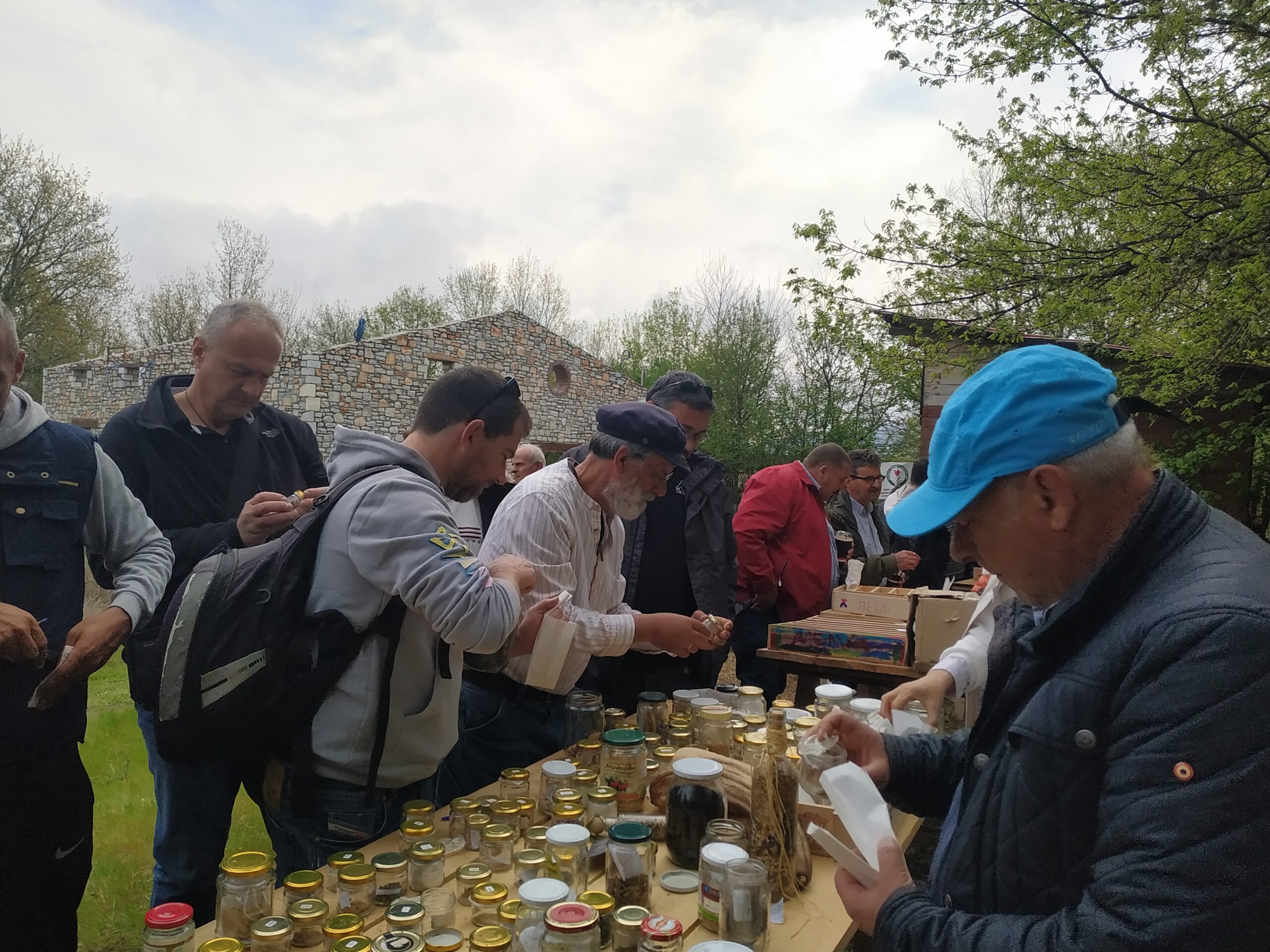 Γιορτή Σπόρων με πλήθος κόσμους να προσέρχεται προκειμένου να πάρει σπόρους