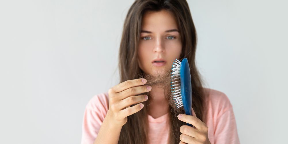 Τριχόπτωση: Πιθανοί λόγοι που πέφτουν τα μαλλιά μας Τριχόπτωση: Πιθανοί λόγοι που πέφτουν τα μαλλιά μας