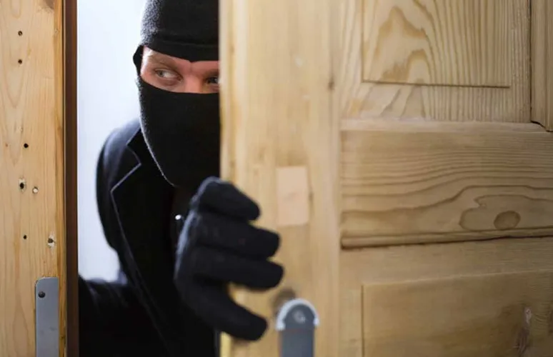 Νέα μόδα – Δείτε τι κλέβουν από τα άδεια σπίτια Νέα μόδα – Δείτε τι κλέβουν από τα άδεια σπίτια