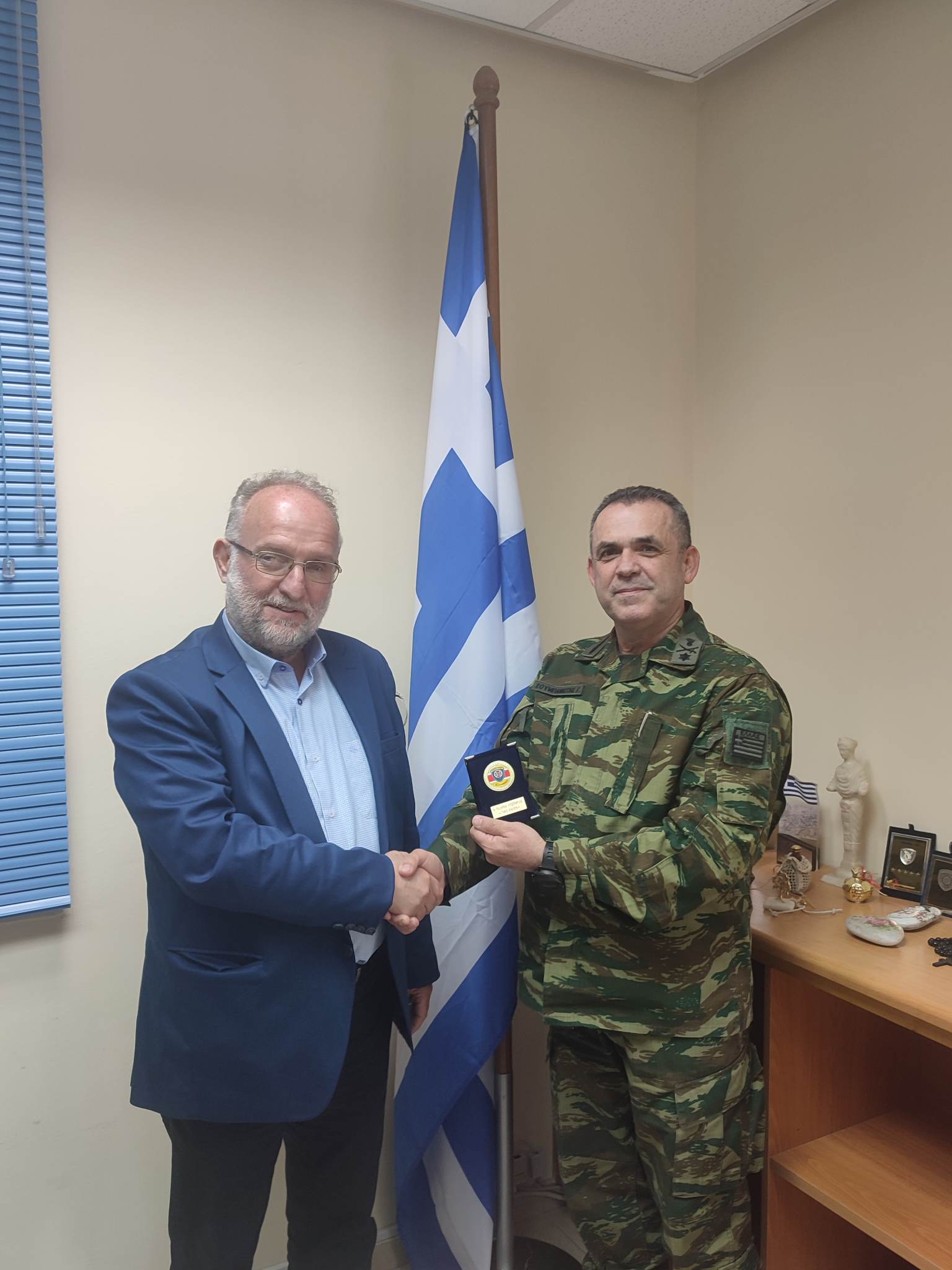 Εθιμοτυπική επίσκεψη του Διοικητή της 4ης ΤΑΞΥΠ στο Δήμαρχο Μαρωνείας Σαπών Εθιμοτυπική επίσκεψη του Διοικητή της 4ης ΤΑΞΥΠ στο Δήμαρχο Μαρωνείας Σαπών