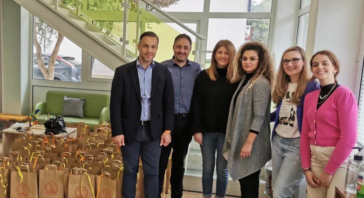 Στα Παιδικά Χωριά SOS και το Γηροκομείο Κομοτηνής ο Αντιπεριφερειάρχης ΝίκοςΤσαλικίδης για το Πάσχα- Με δώρα από την ΑΞΙΖΩ IKE Στα Παιδικά Χωριά SOS και το Γηροκομείο Κομοτηνής ο Αντιπεριφερειάρχης ΝίκοςΤσαλικίδης για το Πάσχα- Με δώρα από την ΑΞΙΖΩ IKE