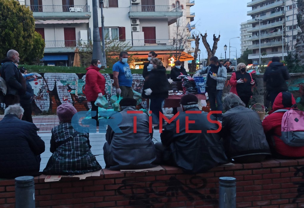 Θεσσαλονίκη: Για 8η χρονιά η Εθελοντική Διακονία μοίρασε πασχαλινό γεύμα αγάπης σε κάθε άστεγο Θεσσαλονίκη: Για 8η χρονιά η Εθελοντική Διακονία μοίρασε πασχαλινό γεύμα αγάπης σε κάθε άστεγο