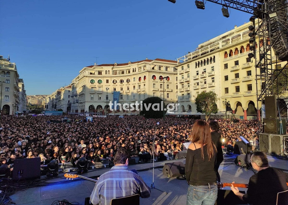 Πλήθος κόσμου στην πλατεία Αριστοτέλους για τη συναυλία για το νερό Πλήθος κόσμου στην πλατεία Αριστοτέλους για τη συναυλία για το νερό