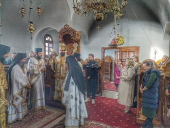 Θεία Λειτουργία στην Ιερά Μονή Οσίου Μαξίμου Καυσοκαλύβη Θεία Λειτουργία στην Ιερά Μονή Οσίου Μαξίμου Καυσοκαλύβη