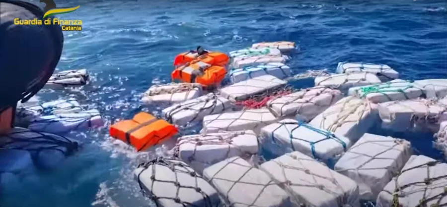 Δύο τόνοι δέματα κοκαΐνης βρέθηκαν να επιπλέουν στη θάλασσα της Σικελίας Δύο τόνοι δέματα κοκαΐνης βρέθηκαν να επιπλέουν στη θάλασσα της Σικελίας