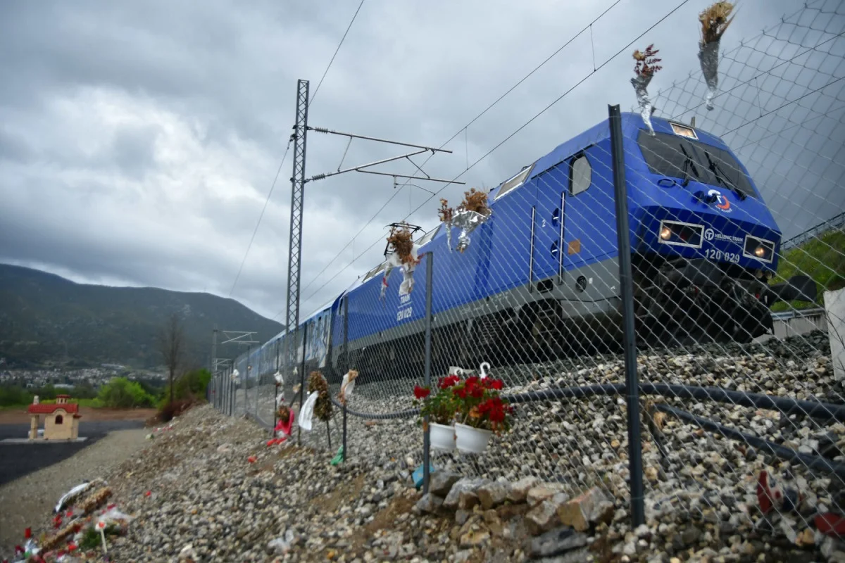 Τέμπη: Η στιγμή που το Intercity περνά από το σημείο της τραγωδίας Τέμπη: Η στιγμή που το Intercity περνά από το σημείο της τραγωδίας