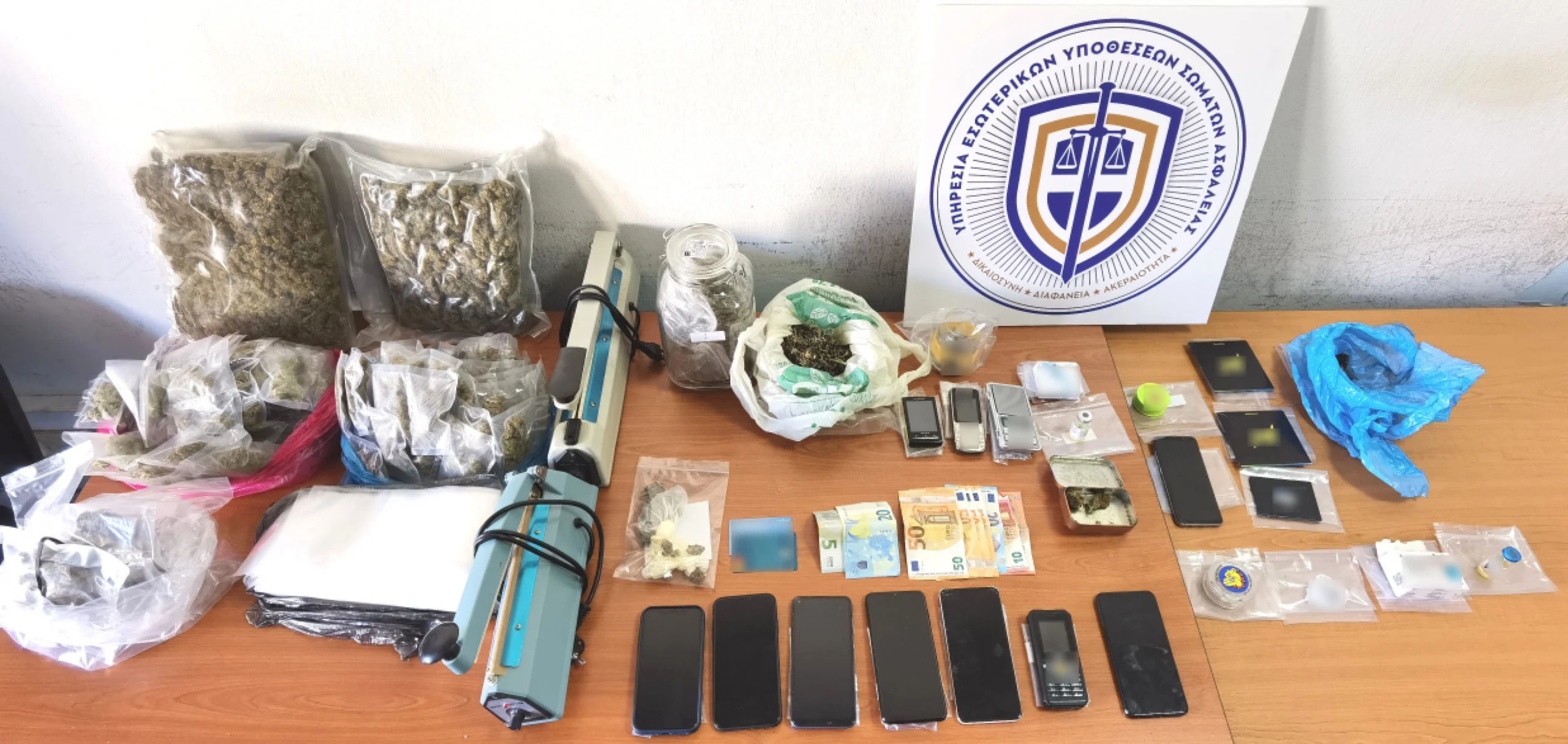 Αστυνομικός διακινούσε ναρκωτικά με το περιπολικό
