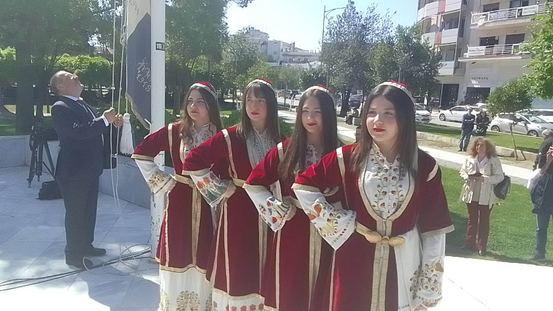 Υψώθηκε η Ιστορική Σημαία της Κομοτηνής στο Ηρώο της πόλης για τα Ελευθέρια Θράκης! (φωτος+videos) Υψώθηκε η Ιστορική Σημαία της Κομοτηνής στο Ηρώο της πόλης για τα Ελευθέρια Θράκης! (φωτος+videos)