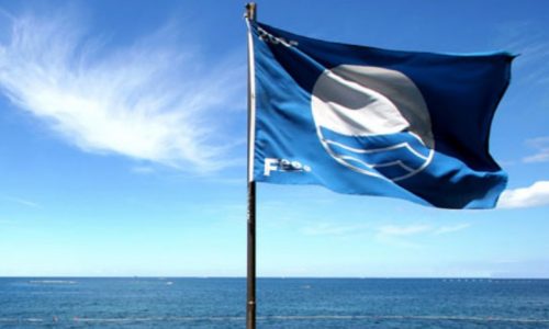 Ανακοινώθηκαν οι  ελληνικές ακτές με τις “Γαλάζιες Σημαίες”-Σταθερός ο αριθμός των βραβευμένων πλαζ στη Ροδόπη