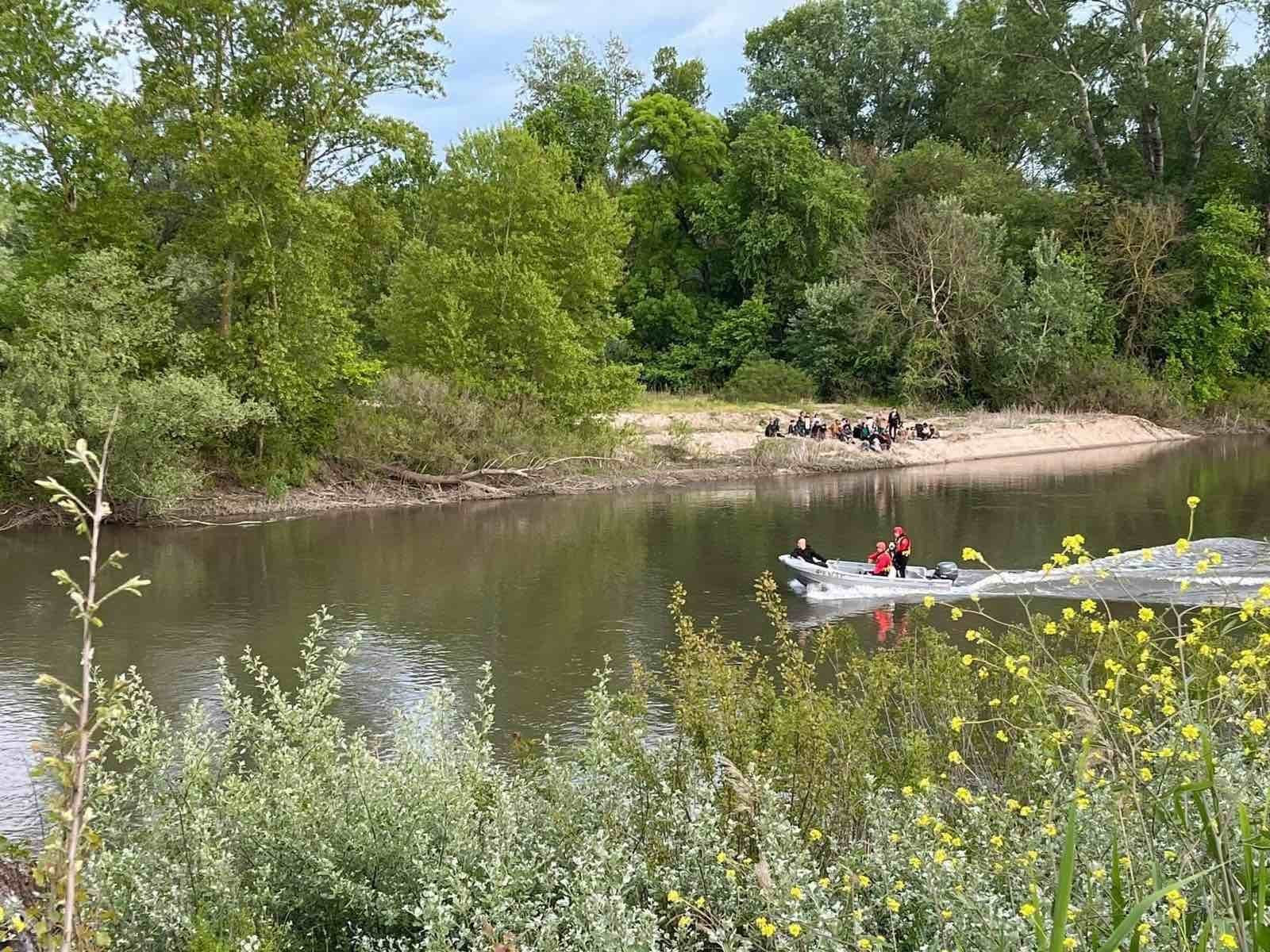 Πύθιο Διδυμοτείχου: Διάσωση 39 μεταναστών από νησίδα στον ποταμό Έβρο Πύθιο Διδυμοτείχου: Διάσωση 39 μεταναστών από νησίδα στον ποταμό Έβρο