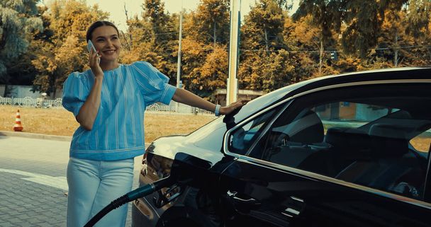 Πόσο επικίνδυνο είναι να χρησιμοποιείς το κινητό όταν βάζεις βενζίνη; Πόσο επικίνδυνο είναι να χρησιμοποιείς το κινητό όταν βάζεις βενζίνη;