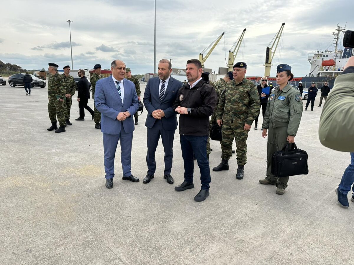 Επίσκεψη στην Αλεξανδρούπολη ο υφυπουργός Εθνικής Άμυνας Νίκος Χαρδαλιάς- Βρέθηκε σε λιμάνι και ΧΙΙ Μεραρχία Πεζικού. Συνάντησε μέλη ΔΕΕΠ ΝΔ στην Κομοτηνή Επίσκεψη στην Αλεξανδρούπολη ο υφυπουργός Εθνικής Άμυνας Νίκος Χαρδαλιάς- Βρέθηκε σε λιμάνι και ΧΙΙ Μεραρχία Πεζικού. Συνάντησε μέλη ΔΕΕΠ ΝΔ στην Κομοτηνή
