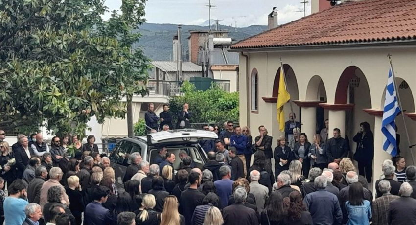 Άρτα: Δραματικές σκηνές στην κηδεία του άτυχου 5,5 μηνών βρέφους – «Λύγισε» ο πατέρας Άρτα: Δραματικές σκηνές στην κηδεία του άτυχου 5,5 μηνών βρέφους – «Λύγισε» ο πατέρας
