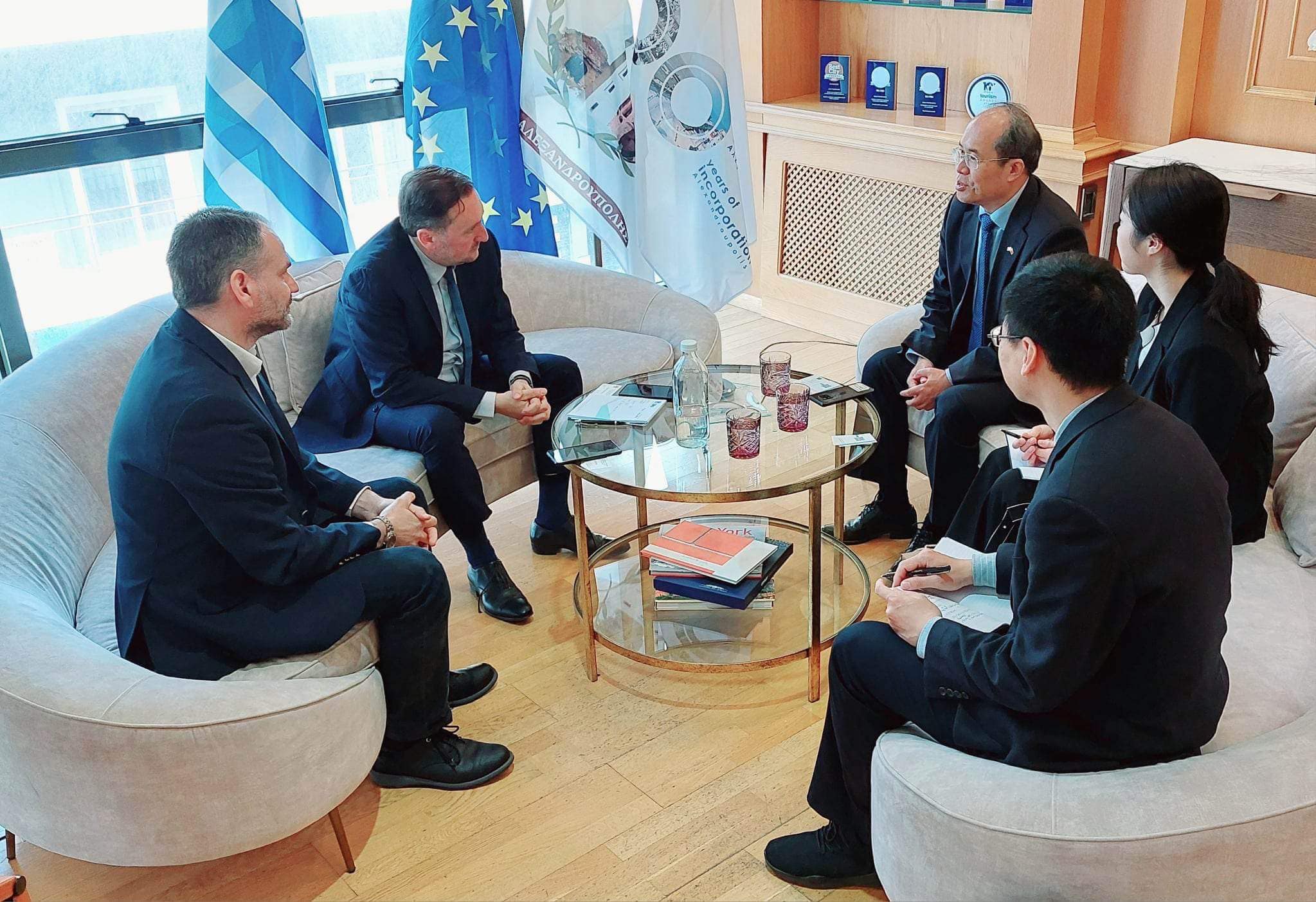 Στο Δήμαρχο Αλεξανδρούπολης ο Πρέσβης της Λαϊκής Δημοκρατίας της Κίνας στην Αθήνα Στο Δήμαρχο Αλεξανδρούπολης ο Πρέσβης της Λαϊκής Δημοκρατίας της Κίνας στην Αθήνα
