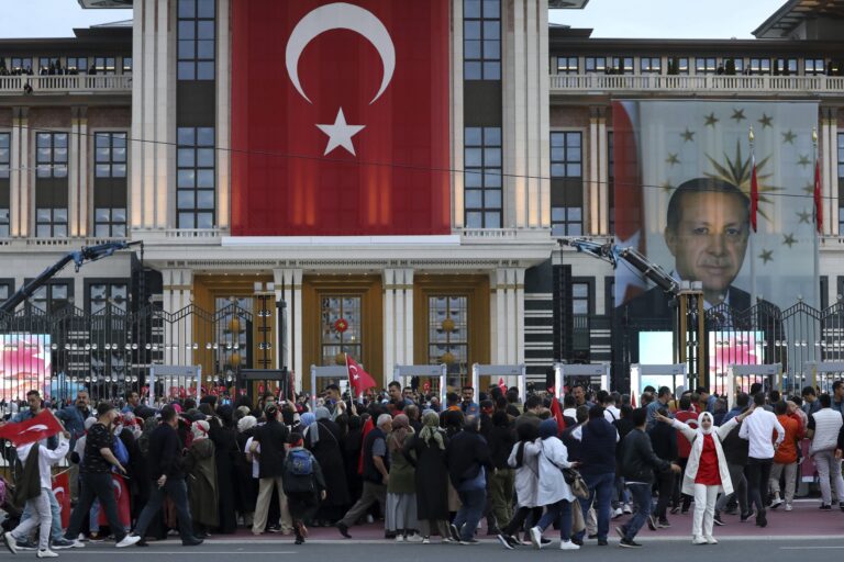 Τουρκικές εκλογές: Θρίαμβος Ερντογάν με 52,12%