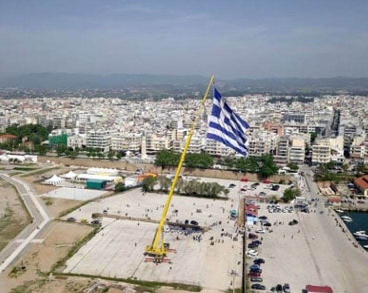 H Αλεξανδρούπολη ύψωσε τη μεγαλύτερη ελληνική σημαία για την 103η επέτειο της απελευθέρωσής της