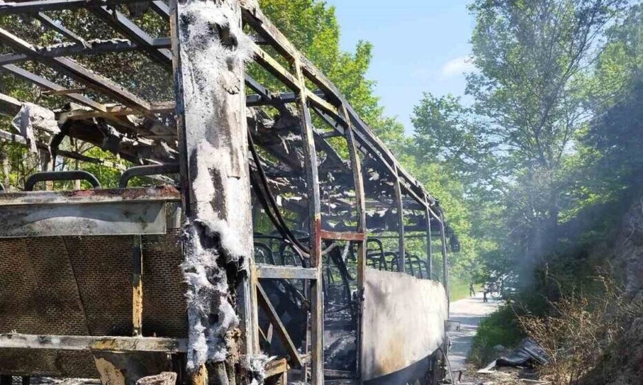Σέρρες: Κάηκε ολοσχερώς τουριστικό λεωφορείο-Πρόλαβαν και κατέβηκαν οδηγός και επιβάτες (video)