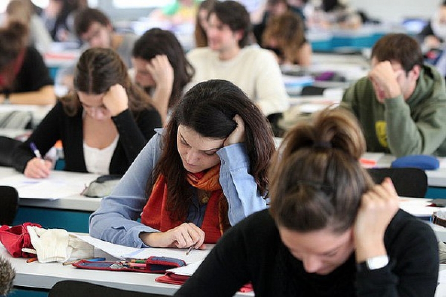Προεκλογικός “παροξυσμός” και οργισμένες αντιδράσεις από τα κόμματα λόγω της κατάρρευσης της Τράπεζας Θεμάτων, την πρώτη μέρα των ενδοσχολικών εξετάσεων Προεκλογικός “παροξυσμός” και οργισμένες αντιδράσεις από τα κόμματα λόγω της κατάρρευσης της Τράπεζας Θεμάτων, την πρώτη μέρα των ενδοσχολικών εξετάσεων