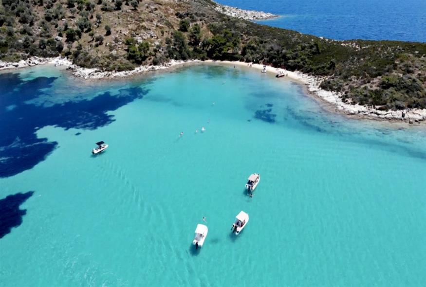 Ονειρεμένες διακοπές: Το καταπράσινο νησάκι που το αποκαλούν “Η Καραϊβική της Β. Ελλάδας”