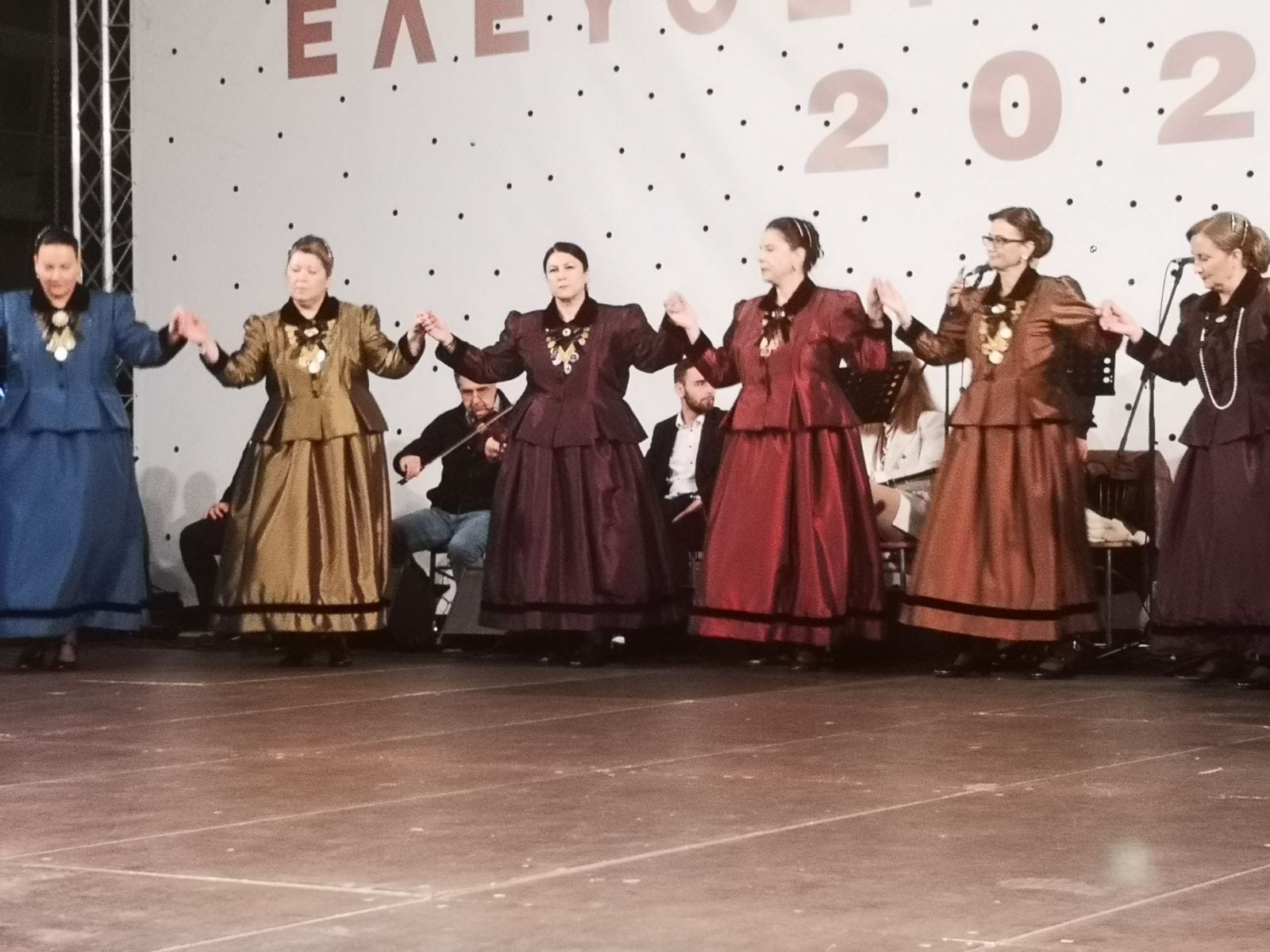 Κομοτηνή: Στα”Ελευθέρια Θράκης 2023″ το χορευτικό τμήμα του Πολιτιστικού Μορφωτικού Συλλόγου  Μεγάλου Κρανοβουνίου, με καινούργιες παραδοσιακές αστικού τύπου ενδυμασίες, που έκλεψαν τις εντυπώσεις (φωτος)