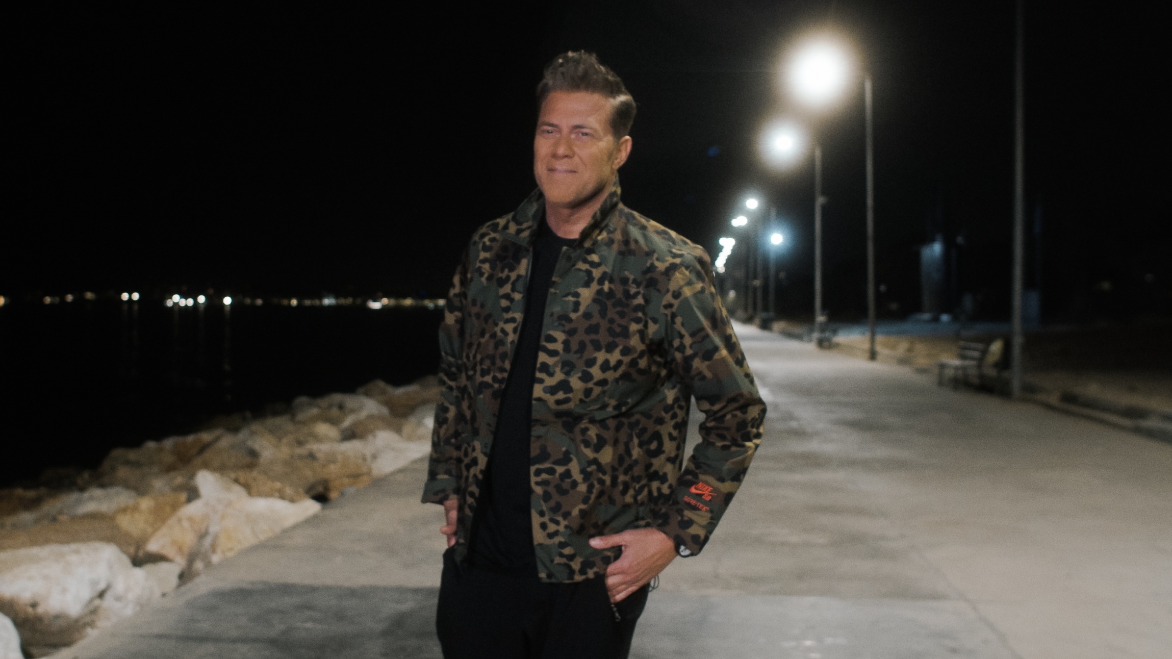 “Στα Δυτικά” – Δείτε το νέο βίντεο κλιπ του Χρήστου Χολίδη με άρωμα δυτικών προαστίων !
