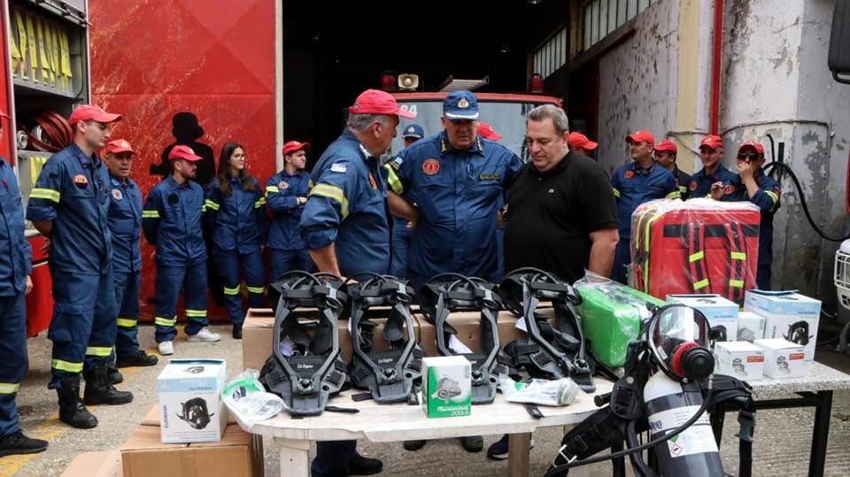 Προσφορά πολύτιμου υλικού στους Πυροσβέστες της Κομοτηνής (fotos – video) Προσφορά πολύτιμου υλικού στους Πυροσβέστες της Κομοτηνής (fotos – video)