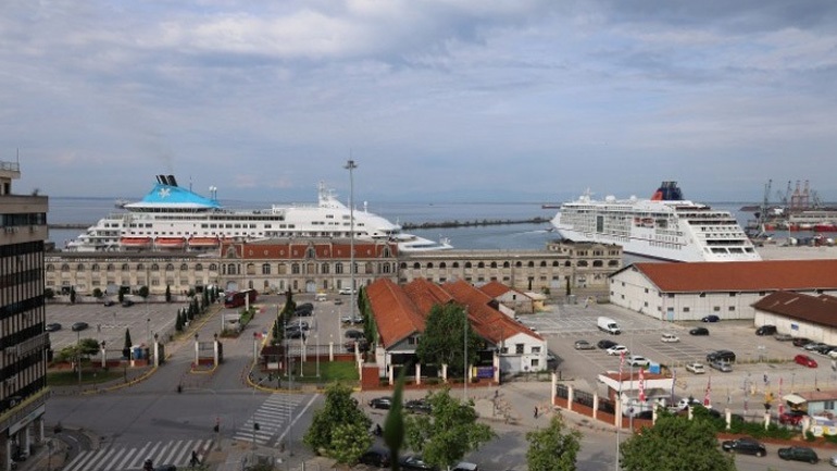 Το Λιμάνι της Θεσσαλονίκης υποδέχτηκε ταυτόχρονα δύο κρουαζιερόπλοια- Το θερμό καλωσόρισμα με παραδοσιακούς χορούς και τραγούδια