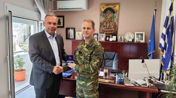 Συνάντηση του Δημάρχου Θάσου με τον Διοικητή της ΧΧ Τεθωρακισμένης Μεραρχίας Συνάντηση του Δημάρχου Θάσου με τον Διοικητή της ΧΧ Τεθωρακισμένης Μεραρχίας