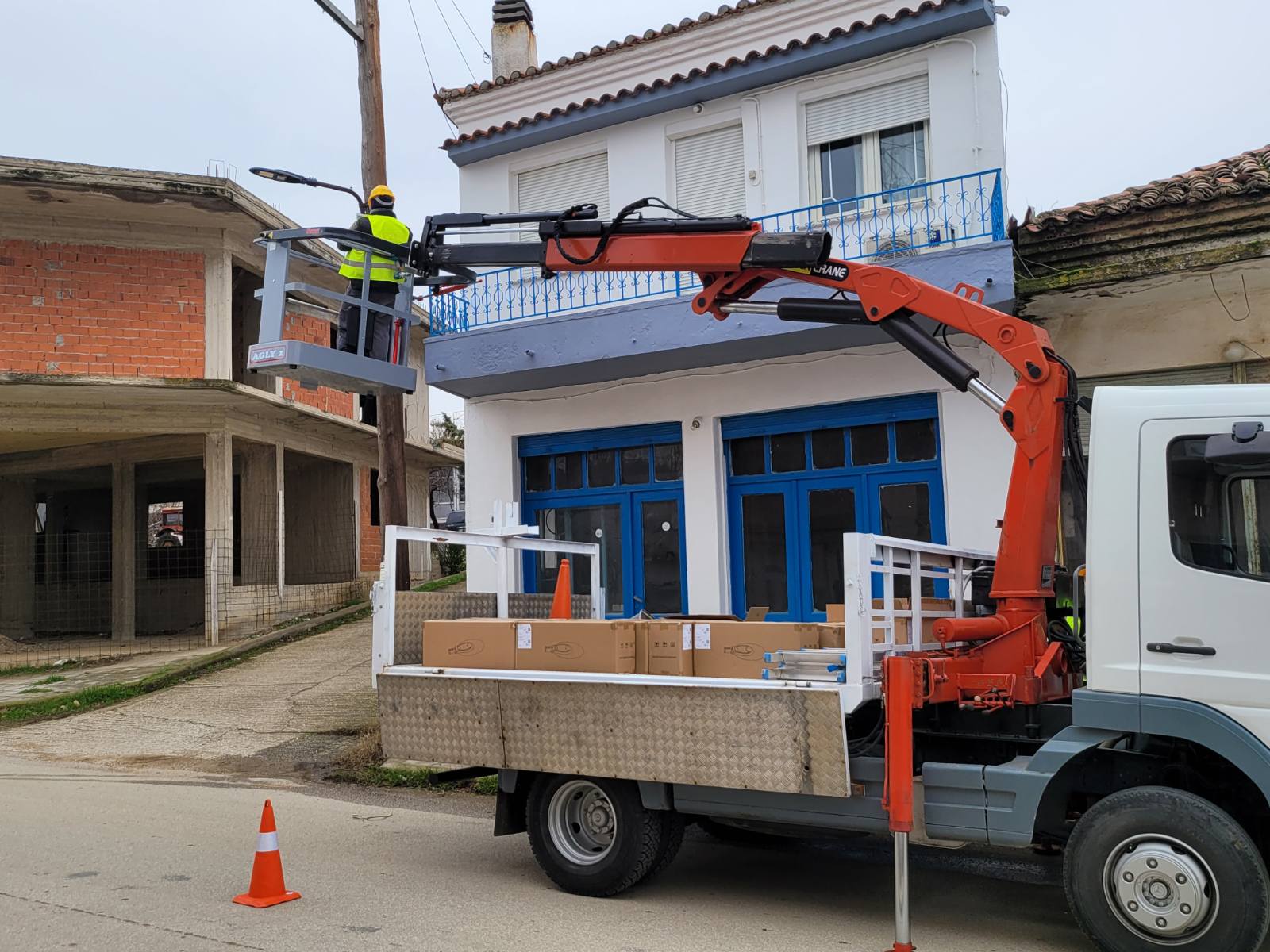 ΣΥΝΕΧΙΖΟΝΤΑΙ ΟΙ ΕΡΓΑΣΙΕΣ ΑΝΤΙΚΑΤΑΣΤΑΣΗΣ ΛΑΜΠΤΗΡΩΝ ΦΩΤΙΣΜΟΥ ΣΕ ΔΡΟΜΟΥΣ ΚΑΙ ΚΟΙΝΟΧΡΗΣΤΟΥΣ ΧΩΡΟΥΣ ΤΟΥ ΔΗΜΟΥ ΜΑΡΩΝΕΙΑΣ-ΣΑΠΩΝ ΜΕ ΣΥΓΧΡΟΝΑ ΦΩΤΙΣΤΙΚΑ LED ΣΥΝΕΧΙΖΟΝΤΑΙ ΟΙ ΕΡΓΑΣΙΕΣ ΑΝΤΙΚΑΤΑΣΤΑΣΗΣ ΛΑΜΠΤΗΡΩΝ ΦΩΤΙΣΜΟΥ ΣΕ ΔΡΟΜΟΥΣ ΚΑΙ ΚΟΙΝΟΧΡΗΣΤΟΥΣ ΧΩΡΟΥΣ ΤΟΥ ΔΗΜΟΥ ΜΑΡΩΝΕΙΑΣ-ΣΑΠΩΝ ΜΕ ΣΥΓΧΡΟΝΑ ΦΩΤΙΣΤΙΚΑ LED