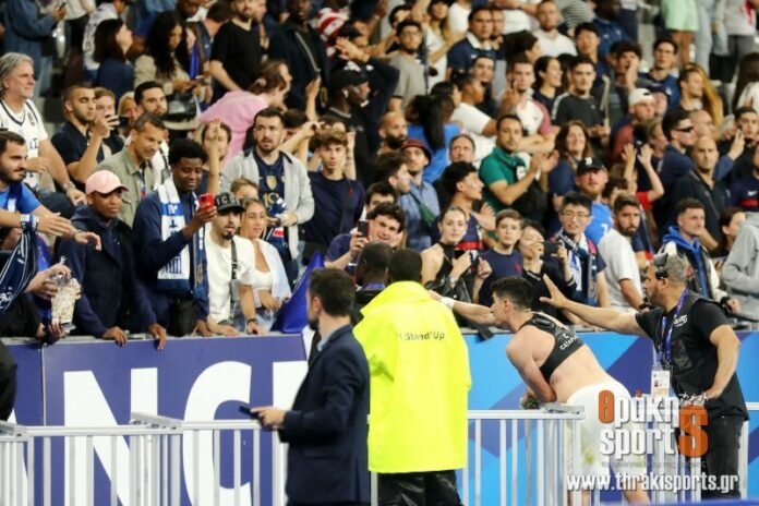 Euro 2024: Βρέθηκε στο «Στα ντε Φρανς» και πήρε «δωράκι» από τον Μάνταλο ο Κομοτηναίος διαιτητής Σάκης Λάπατας Euro 2024: Βρέθηκε στο «Στα ντε Φρανς» και πήρε «δωράκι» από τον Μάνταλο ο Κομοτηναίος διαιτητής Σάκης Λάπατας