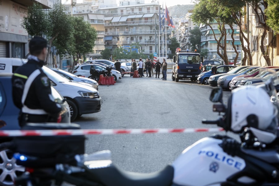 Νέος Κόσμος: Αυτοκίνητο βρέθηκε «φορτωμένο» με καλάσνικοφ, χειροβομβίδες και πιστόλια Νέος Κόσμος: Αυτοκίνητο βρέθηκε «φορτωμένο» με καλάσνικοφ, χειροβομβίδες και πιστόλια