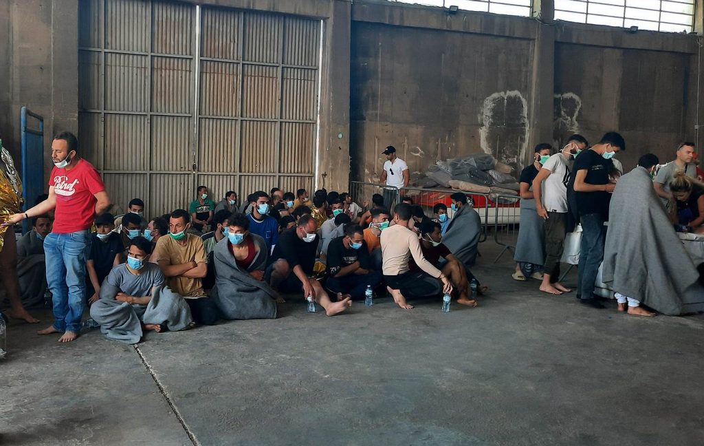 Πύλος: «Υγρός τάφος» η Μεσόγειος – Περίπου 600 μετανάστες στο σκάφος που βυθίστηκε, γυναίκες και παιδιά στα αμπάρια Πύλος: «Υγρός τάφος» η Μεσόγειος – Περίπου 600 μετανάστες στο σκάφος που βυθίστηκε, γυναίκες και παιδιά στα αμπάρια