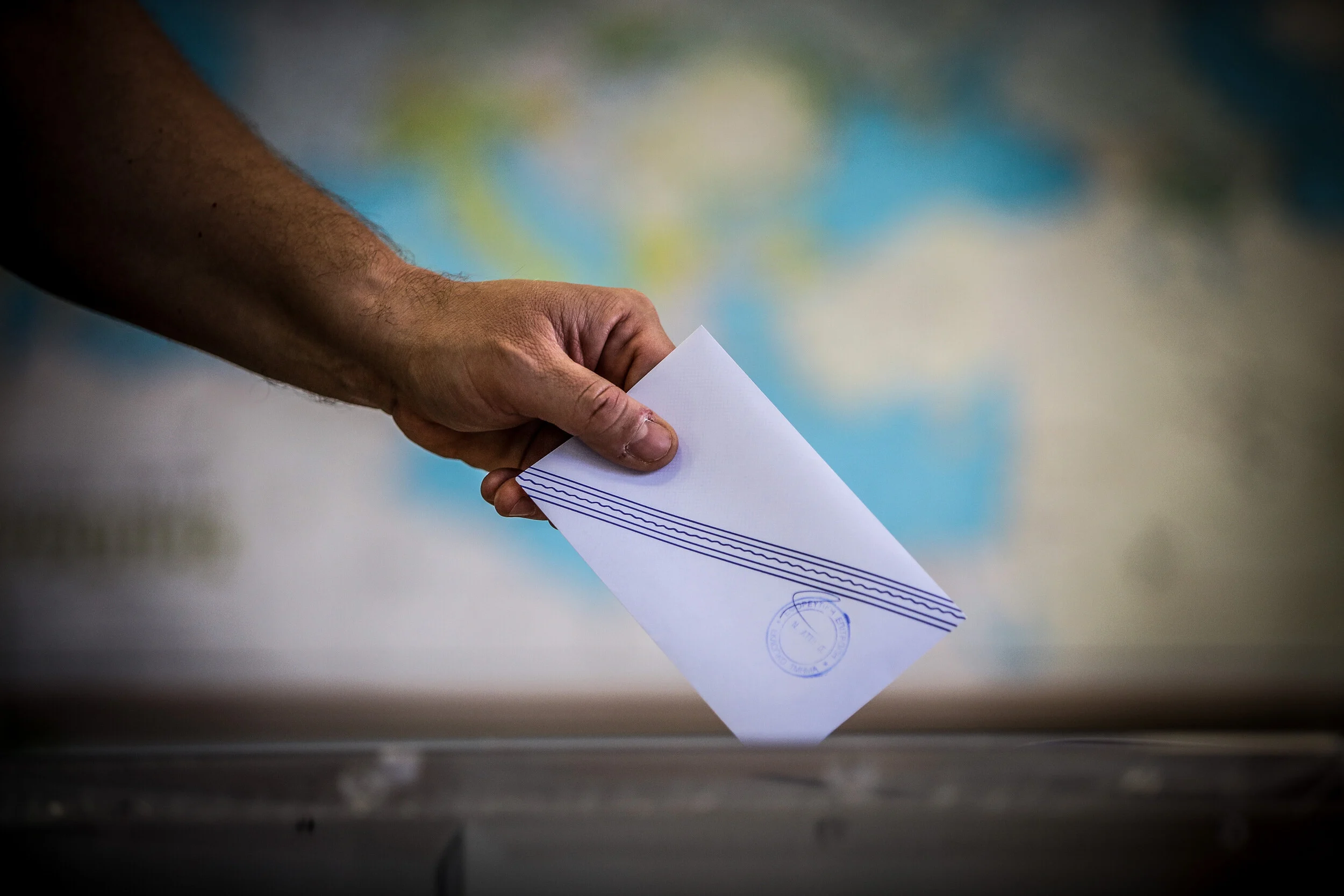 Δημοσκόπηση Metron Analysis: Από 37,3% ως 42,7% η ΝΔ, από 18,5% ως 22,9% ο ΣΥΡΙΖΑ