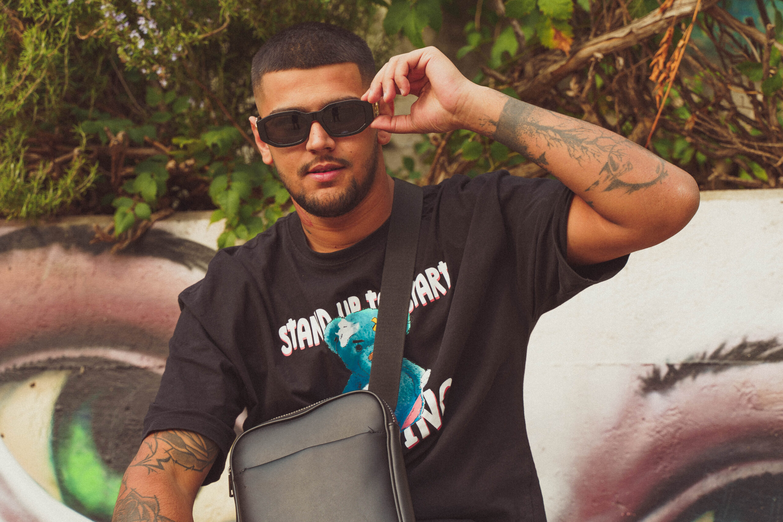 “Κόκκινο Κραγιόν” – O Feisty σε νέο hit & music video ! “Κόκκινο Κραγιόν” – O Feisty σε νέο hit & music video !