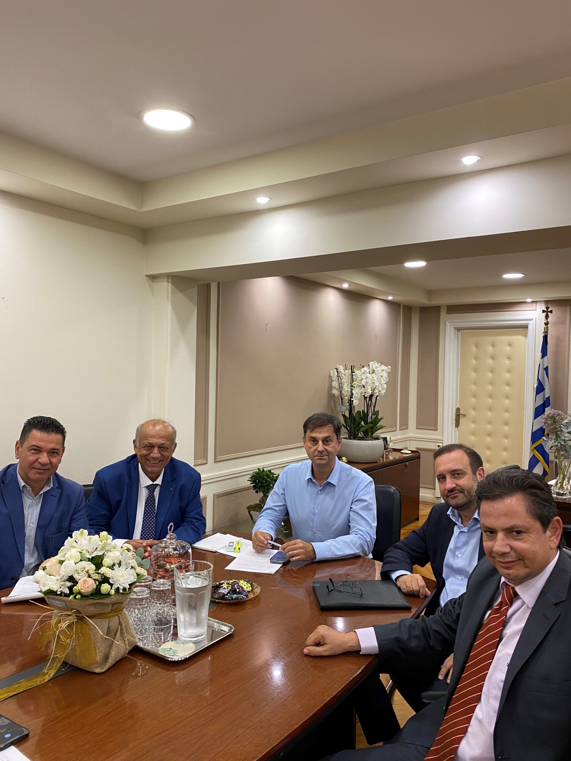 Το προεδρείο του ΟΕΕ συναντήθηκε με τον Χάρη Θεοχάρη Το προεδρείο του ΟΕΕ συναντήθηκε με τον Χάρη Θεοχάρη