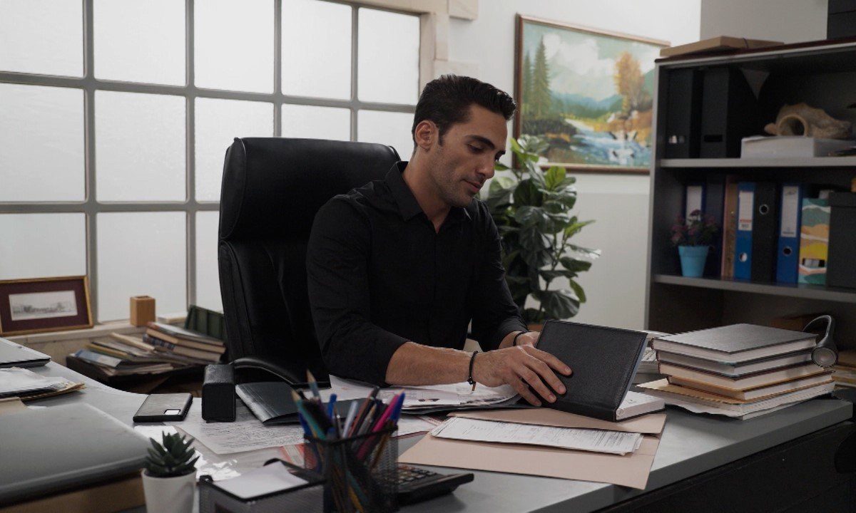 Η γη της ελιάς: Τέλος ο Κουράκος από την αστυνομία – Τι θα γίνει την 3η σεζόν