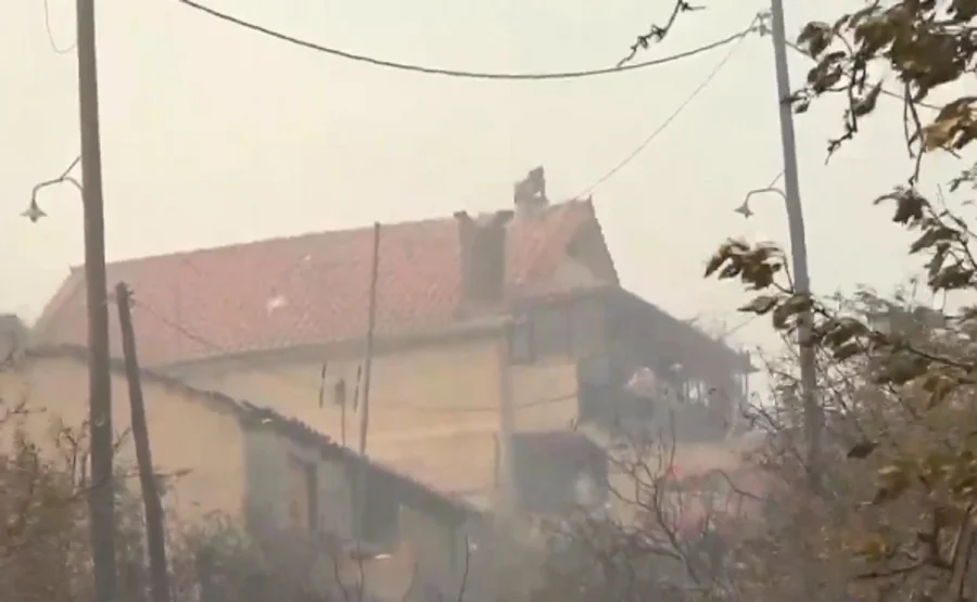 Χασιά: Ανέβηκε στα κεραμίδια με μάνικα για να σώσει το σπίτι του Χασιά: Ανέβηκε στα κεραμίδια με μάνικα για να σώσει το σπίτι του