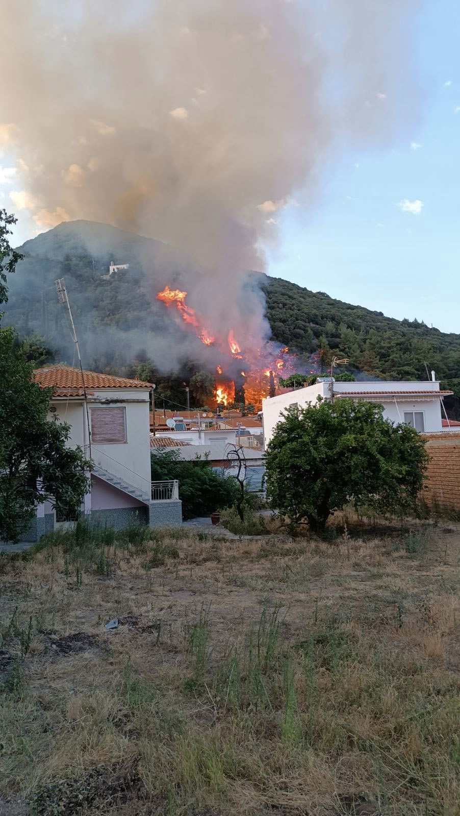 Στον απόηχο της πυρκαγιάς που απείλησε τον Ίασμο (φώτος – βίντεο) Στον απόηχο της πυρκαγιάς που απείλησε τον Ίασμο (φώτος – βίντεο)