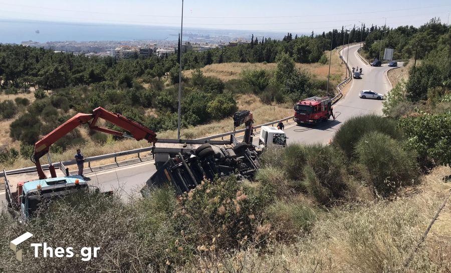 Φορτηγό εξετράπη της πορείας του στον Περιφερειακό Θεσσαλονίκης – Απεγκλωβίστηκε ο οδηγός (φώτος + βίντεο) Φορτηγό εξετράπη της πορείας του στον Περιφερειακό Θεσσαλονίκης – Απεγκλωβίστηκε ο οδηγός (φώτος + βίντεο)