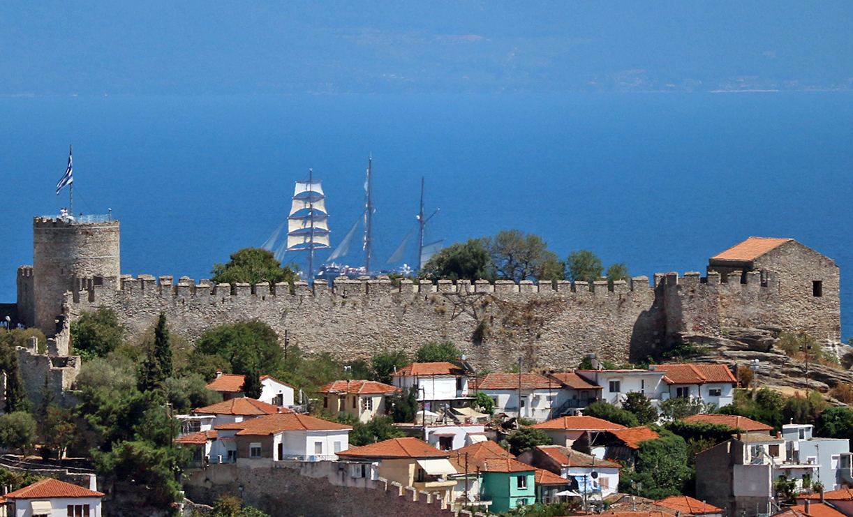 To ιστιοφόρο κρουαζιερόπλοιο Sea Cloud II στο λιμάνι της Καβάλας To ιστιοφόρο κρουαζιερόπλοιο Sea Cloud II στο λιμάνι της Καβάλας