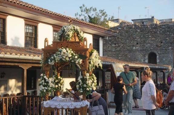 Κομοτηνή: Πανηγυρικός Εσπερινός και λιτάνευση του επιταφίου και της Ιερής Εικόνας Κοιμήσεως της Θεοτόκου στους δρόμους της πόλης (video) Κομοτηνή: Πανηγυρικός Εσπερινός και λιτάνευση του επιταφίου και της Ιερής Εικόνας Κοιμήσεως της Θεοτόκου στους δρόμους της πόλης (video)